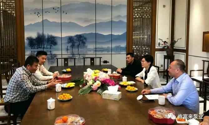 白坭镇委书记何海虹到重庆赵彬健身与塑形工作室有限公司走访调研